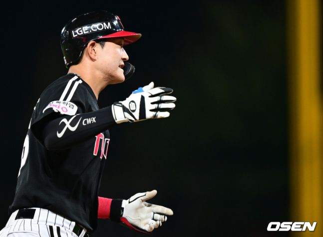 [OSEN=광주, 최규한 기자] 12일 광주-기아 챔피언스필드에서 ‘2026 신한 SOL Bank KBO리그’ KIA 타이거즈와 LG 트윈스의 경기가 열렸다.홈팀 KIA는 양현종, 방문팀 LG는 임찬규를 선발로 내세웠다.6회초 2사 주자없는 상황 LG 문정빈이 동점 중월 솔로포를 날리고 그라운드를 돌며 기뻐하고 있다. 2026.10.12 / dreamer@osen.co.kr