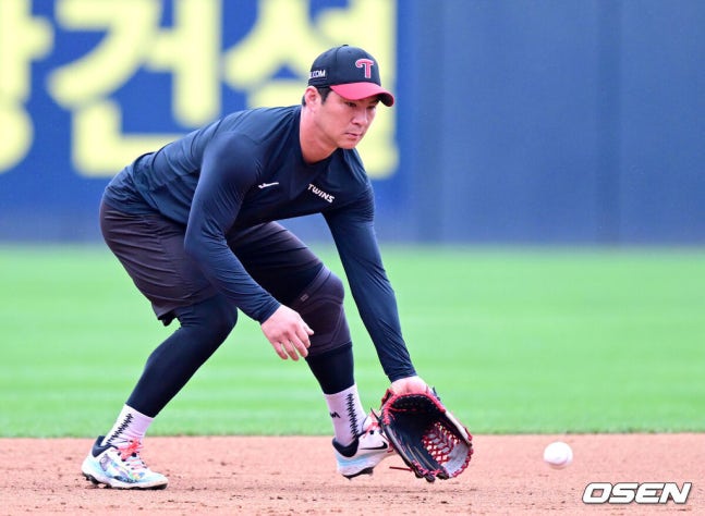 [OSEN=광주, 최규한 기자] 12일 광주-기아 챔피언스필드에서 ‘2026 신한 SOL Bank KBO리그’ KIA 타이거즈와 LG 트윈스의 경기가 열린다.홈팀 KIA는 양현종, 방문팀 LG는 임찬규를 선발로 내세운다.경기를 앞두고 LG 오지환이 수비 훈련을 펼치고 있다. 2026.10.12 / dreamer@osen.co.kr