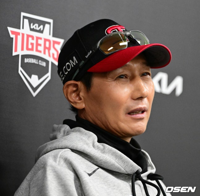 [OSEN=전남광주, 지형준 기자] 17일 광주-기아 챔피언스 필드에서 ‘2026 신한 SOL KBO 준플레이오프’ 1차전 KIA 타이거즈와 LG 트윈스의 경기가 열렸다.KIA는 올 시즌 79승 2무 63패 승률 .556 리그 3위를 기록했다. LG는 78승 1무 65패 승률 .545 리그 4위다. 상대전적에서는 KIA가 9승 7패로 앞선다. 가을야구 맞대결은 2016년 와일드카드 결정전 이후 10년 만이다.경기에 앞서 LG 염경엽 감독이 인터뷰를 하고 있다. 2026.10.17 / jpnews@osen.co.kr