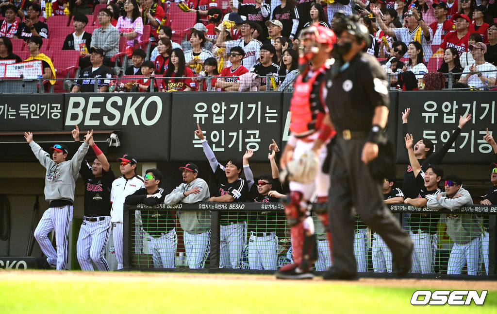 [사진]<b>송찬의 선제 솔로포</b>에 <b>LG</b> 더그아웃 열광