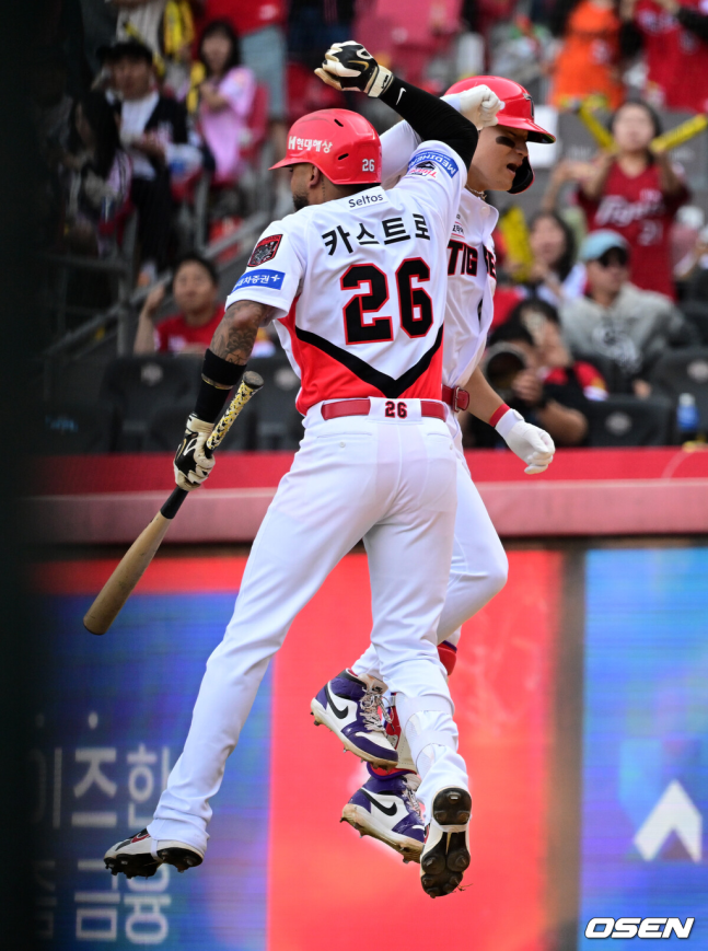 [OSEN=전남광주, 지형준 기자] 17일 광주-기아 챔피언스 필드에서 ‘2026 신한 SOL KBO 준플레이오프’ 1차전 KIA 타이거즈와 LG 트윈스의 경기가 열렸다.KIA는 올 시즌 79승 2무 63패 승률 .556 리그 3위를 기록했다. LG는 78승 1무 65패 승률 .545 리그 4위다. 상대전적에서는 KIA가 9승 7패로 앞선다. 가을야구 맞대결은 2016년 와일드카드 결정전 이후 10년 만이다.4회말 1사에서 KIA 김도영이 역전 좌월 솔로포를 날리고 카스트로와 기뻐하고 있다. 2026.10.17 / jpnews@os