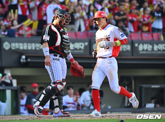 [OSEN=전남광주, 이석우 기자] 17일 광주-기아챔피언스필드에서 2026 신한 SOL KBO 리그 준플레이오프 KIA 타이거즈와 LG 트윈스의 1차전 경기가 열렸다.KIA는 올 시즌 79승 2무 63패 승률 .556 리그 3위를 기록했다. LG는 78승 1무 65패 승률 .545 리그 4위다. 상대전적에서는 KIA가 9승 7패로 앞선다. 가을야구 맞대결은 2016년 와일드카드 결정전 이후 10년 만이다.KIA 타이거즈 박재현이 6회말 무사 1,3루 김도영의 우익수 희생플라이에 득점을 올리고 있다. 2026.10.17 / foto