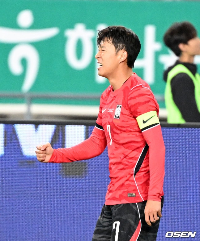 [OSEN=용인, 이대선 기자] 한국축구에 역사적인 날이다. 손흥민(34, LAFC)이 전설 차범근의 A매치 최다골 기록을 넘었다. 로베르트 모레노 감독이 이끄는 대한민국 축구대표팀은 6일 오후 8시 용인미르스타디움에서 개최되는 친선전에서 우즈베키스탄을 상대로 손흥민의 선제골과 오세훈의 추가골이 터져 2-0 완승을 거뒀다. 전반 선제골을 성공시킨 대한민국 손흥민이 환호하고 있다. 2026.10.06 /sunday@osen.co.kr