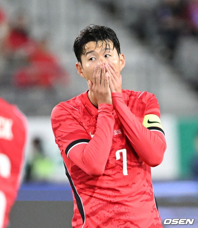 [OSEN=용인, 이대선 기자] 로베르트 모레노 감독이 이끄는 대한민국 축구 대표팀과 우즈베키스탄의 경기가 6일 용인미르스타디움에서 열렸다.이번 우즈베키스탄전은 로베르트 모레노 임시 감독 체제에서 치르는 9~10월 A매치 4연전의 마지막 경기다.앞선 3경기 성적은 1승 1무 1패. 우즈베키스탄을 상대로 수비 안정감을 이어가는 동시에 공격에서 얼마나 달라진 모습을 보여줄지가 관건이다.후반 대한민국 손흥민이 프리킥이 실패하자 아쉬워하고 있다. 2026.10.06 /sunday@osen.co.kr