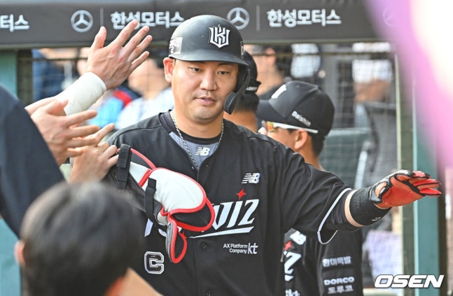 [OSEN=부산, 이석우 기자] 25일 부산 사직야구장에서 2026 신한 SOL KBO 리그 롯데 자이언츠와 KT 위즈의 경기가 열렸다. 홈팀 롯데는 김진욱이, 방문팀 KT는 소형준이 선발 출전했다.KT 위즈 장성우가 1회초 2사 1,2루 허경민의 좌익수 왼쪽 1타점 2루타때 득점을 올리고 하이파이브를 하고 있다. 2026.07.25 / foto0307@osen.co.kr