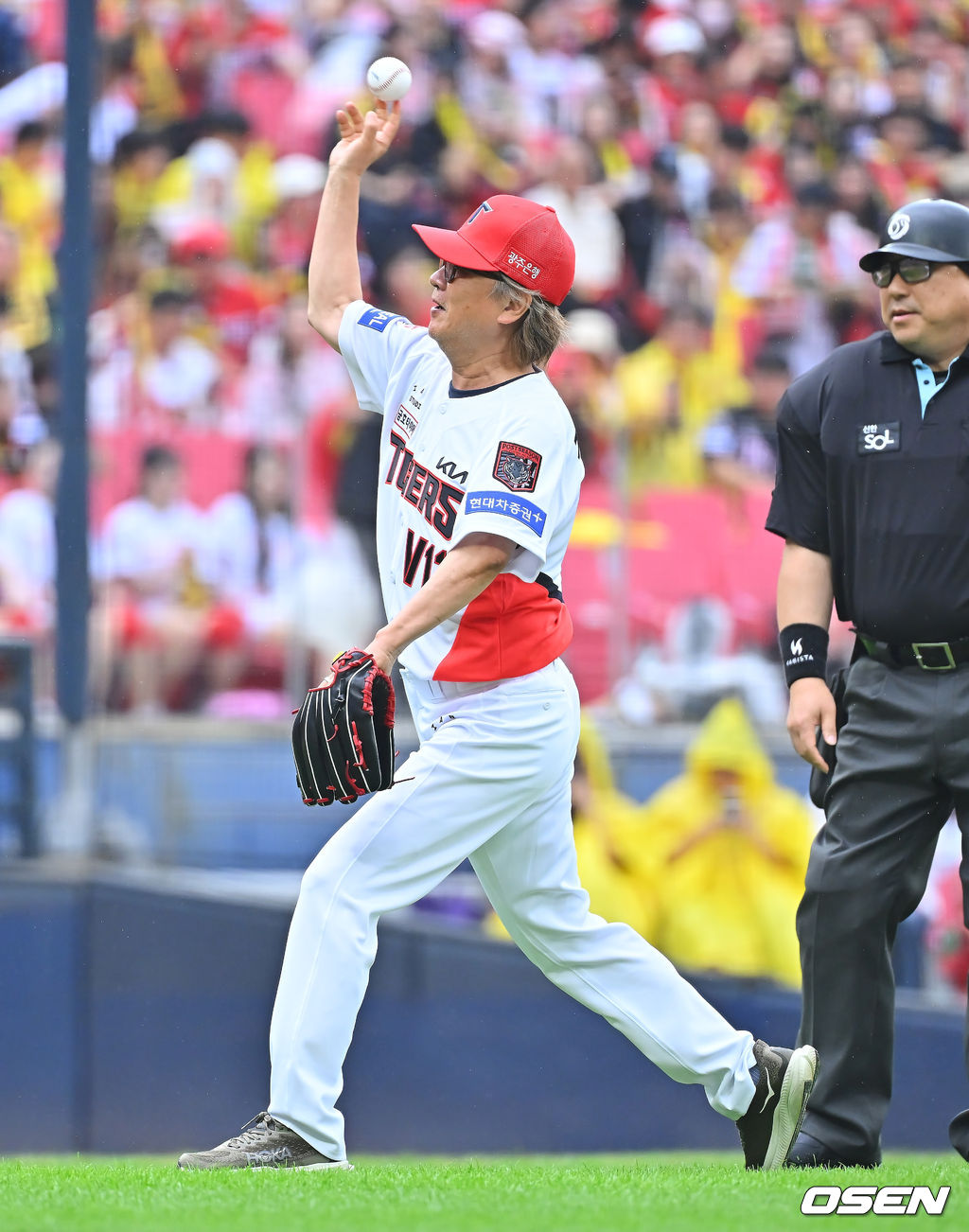 [사진] 배우 <b>김의성</b>, KIA 타이거즈 승리 기원 <b>시구</b>