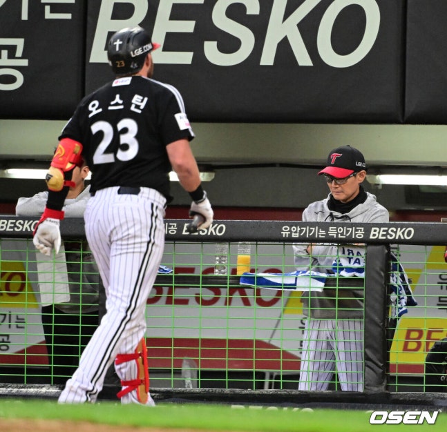 [OSEN=전남광주, 지형준 기자] 18일 광주-기아챔피언스필드에서 2026 신한 SOL KBO 준플레이오프 2차전 KIA 타이거즈와 LG 트윈스의 경기가 열렸다. 홈팀 KIA는 올러가, 방문팀 LG는 임찬규가 선발 출전했다.6회초 무사에서 LG 염경엽 감독이 오스틴의 삼진에 고개를 떨구고 있다. 2026.10.18 / jpnews@osen.co.kr