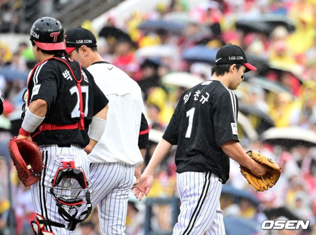 [OSEN=전남광주, 지형준 기자] 18일 광주-기아챔피언스필드에서 2026 신한 SOL KBO 준플레이오프 2차전 KIA 타이거즈와 LG 트윈스의 경기가 열렸다. 홈팀 KIA는 올러가, 방문팀 LG는 임찬규가 선발 출전했다.1회말 1사 1,3루에서 LG 임찬규가 교체되고 있다. 2026.10.18 / jpnews@osen.co.kr