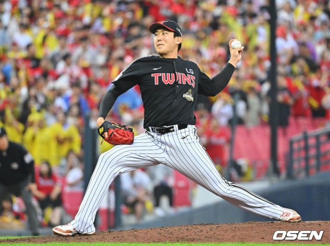 [OSEN=전남광주, 이석우 기자] 18일 광주-기아챔피언스필드에서 2026 신한 SOL KBO 준플레이오프 2차전 KIA 타이거즈와 LG 트윈스의 경기가 열렸다. 홈팀 KIA는 올러가, 방문팀 LG는 임찬규가 선발 출전했다.LG 트윈스 손주영이 역투하고 있다. 2026.10.18 / foto0307@osen.co.kr