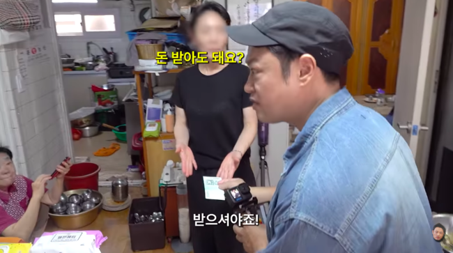 韓国料理店で店主から会計を尋ねられ、支払うと答えるヤン・チスン