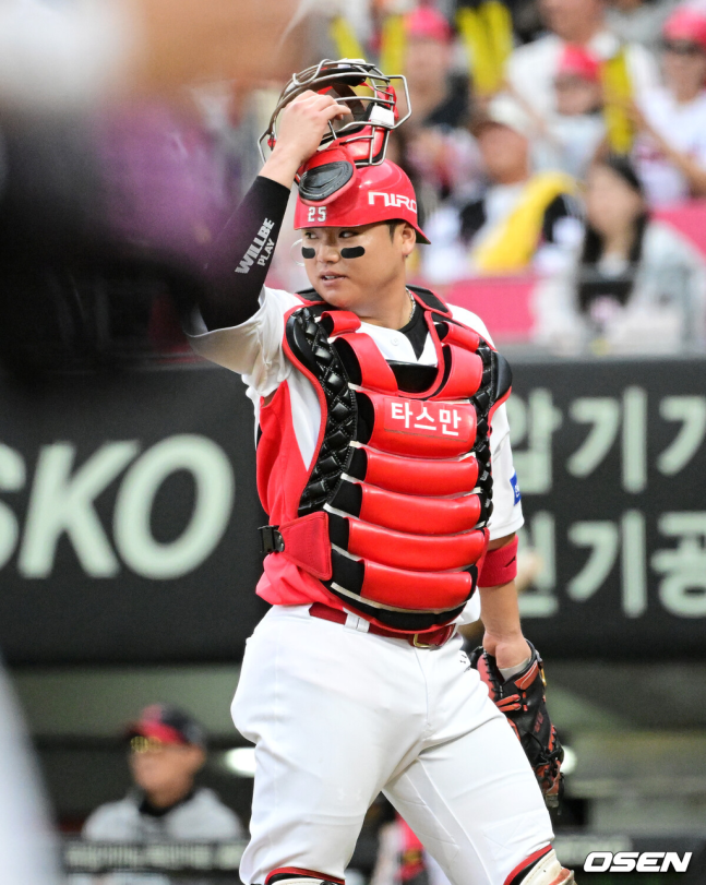 [OSEN=전남광주, 지형준 기자] 18일 광주-기아챔피언스필드에서 2026 신한 SOL KBO 준플레이오프 2차전 KIA 타이거즈와 LG 트윈스의 경기가 열렸다.홈팀 KIA는 올러가, 방문팀 LG는 임찬규가 선발 출전했다.3회초 2사 1,2루에서 KIA 한준수가 LG 1루주자 박해민을 견제 아웃 시키며 기뻐하고 있다. 2026.10.18 / jpnews@osen.co.kr