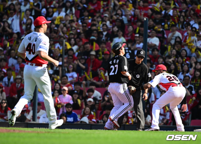 [OSEN=전남광주, 지형준 기자] 17일 광주-기아 챔피언스 필드에서 ‘2026 신한 SOL KBO 준플레이오프’ 1차전 KIA 타이거즈와 LG 트윈스의 경기가 열렸다.KIA는 올 시즌 79승 2무 63패 승률 .556 리그 3위를 기록했다. LG는 78승 1무 65패 승률 .545 리그 4위다. 상대전적에서는 KIA가 9승 7패로 앞선다. 가을야구 맞대결은 2016년 와일드카드 결정전 이후 10년 만이다.3회초 무사 1루에서 LG 1루주자 박동원이 도루에 실패하며 1루에서 아웃되고 있다. 2026.10.17 / jpnews@os