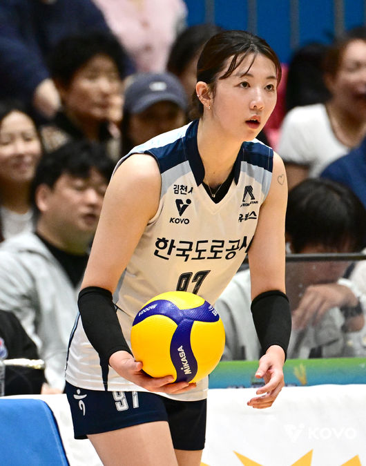 ‘8억’ 연봉퀸 보유구단 어떻게 무너트렸나…배구명가의 귀환, 컵대회...