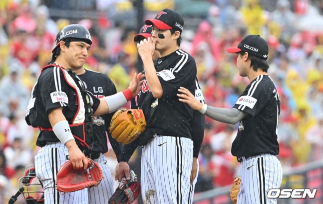 [OSEN=전남광주, 이석우 기자] 18일 광주-기아챔피언스필드에서 2026 신한 SOL KBO 준플레이오프 2차전 KIA 타이거즈와 LG 트윈스의 경기가 열렸다. 홈팀 KIA는 올러가, 방문팀 LG는 임찬규가 선발 출전했다.LG 트윈스 임찬규가 1회에만 5실점 후 교체되고 있다. 2026.10.18 / foto0307@osen.co.kr