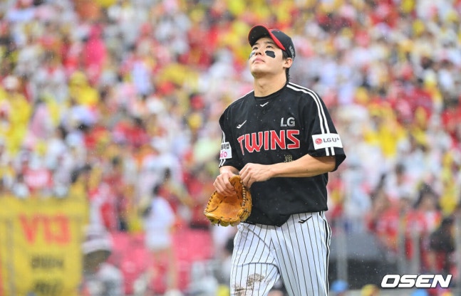 [OSEN=전남광주, 이석우 기자] 18일 광주-기아챔피언스필드에서 2026 신한 SOL KBO 준플레이오프 2차전 KIA 타이거즈와 LG 트윈스의 경기가 열렸다. 홈팀 KIA는 올러가, 방문팀 LG는 임찬규가 선발 출전했다.LG 트윈스 임찬규가 1회에만 5실점 후 교체되고 있다. 2026.10.18 / foto0307@osen.co.kr
