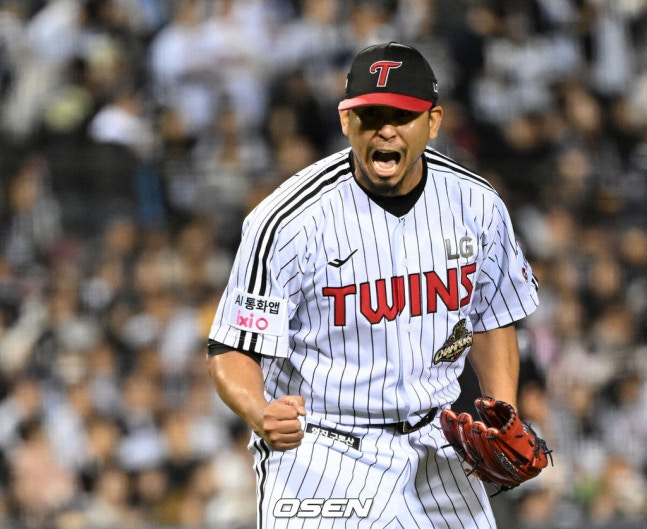 [OSEN=잠실, 이대선 기자] 14일 오후 서울 잠실야구장에서 2026 신한 SOL KBO 와일드카드 결정 1차전 LG 트윈스와 두산 베어스의 경기가 열렸다.LG는 카를로스 카라스코, 두산은 곽빈이 선발로 나섰다.6회초 2사 1루에서 LG 카라스코가 두산 안재석을 외야플라이로 처리하고 환호하고 있다. 2026.10.14 /sunday@osen.co.kr