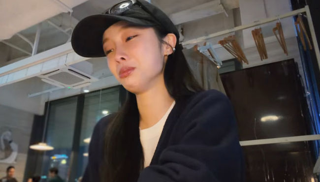YouTubeチャンネル『아임지현』の秋のVlogで、飲食店のテーブルに座るパク・ジヒョン