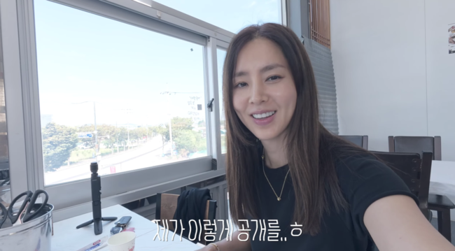 YouTube動画の食事場面で笑顔を見せるハン・チェア