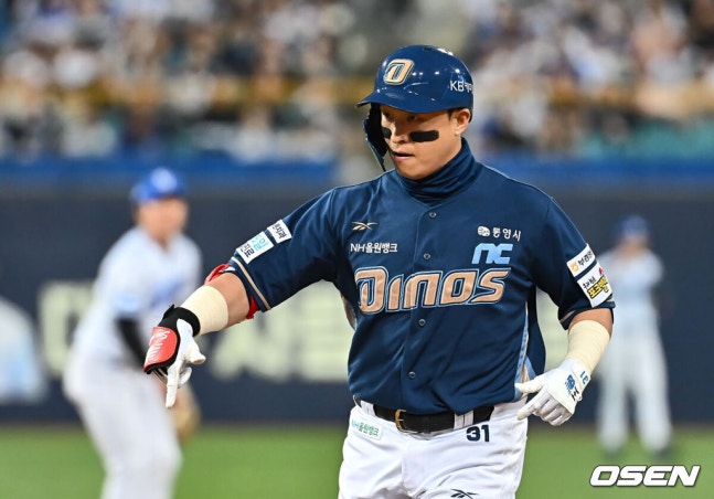 [OSEN=대구, 이석우 기자] 25일 대구삼성라이온즈파크에서 2025 신한 SOL 뱅크 KBO 리그 삼성 라이온즈와 NC 다이노스의 경기가 열렸다. 홈팀 삼성은 김대호가, 방문팀 NC는 목지훈이 선발 출전했다. NC 다이노스 손아섭이 2회초 2사 2루 좌중간 1타점 안타를 치고 세리머니를 하고 있다. 2025.04.25 / foto0307@osen.co.kr