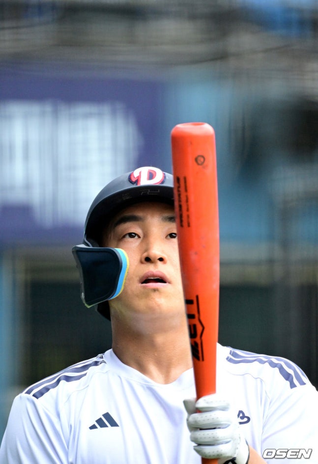 [OSEN=잠실, 최규한 기자] 27일 서울 잠실야구장에서 ‘2026 신한 SOL Bank KBO리그’ 두산 베어스와 KT 위즈의 경기가 열린다.홈팀 두산은 웨스 벤자민, 방문팀 KT는 오원석을 선발로 내세운다.경기를 앞두고 두산 손아섭이 타격 훈련을 준비하고 있다. 2026.05.27 / dreamer@osen.co.kr
