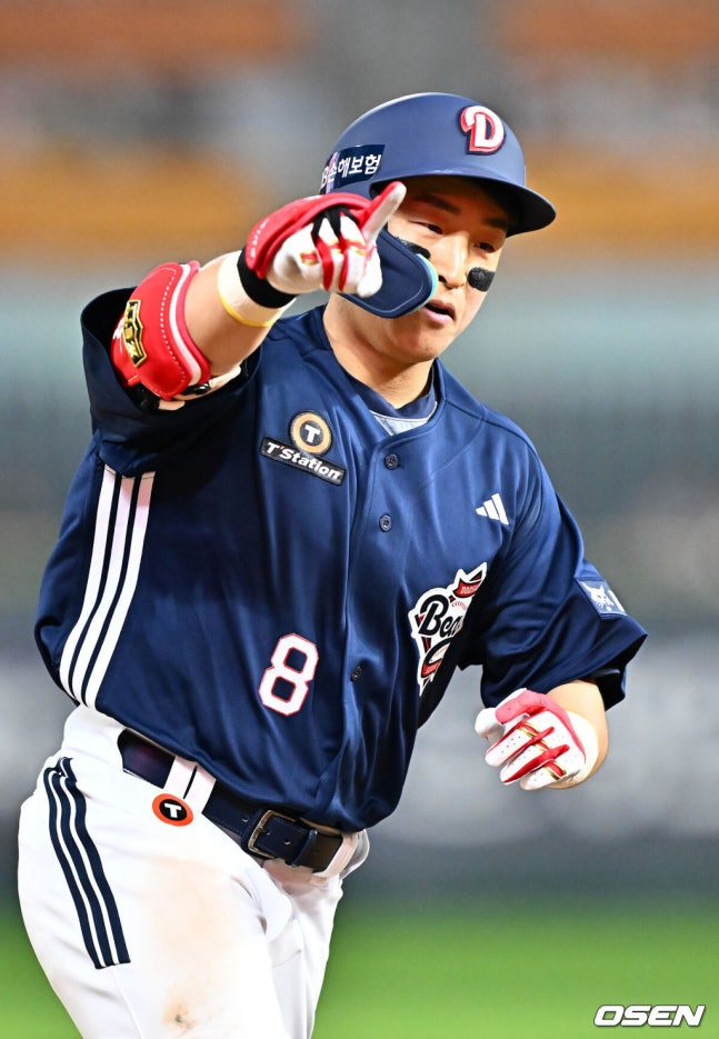 [OSEN=인천, 민경훈 기자] 14일 오후 인천 SSG랜더스필드에서 ‘2026 신한 SOL Bank KBO리그' SSG 랜더스와 두산 베어스의 경기가 진행됐다.이날 SSG는 타케다를, 두산은 최민석을 선발투수로 내세웠다.4회초 1사 주자 2루 두산 손아섭이 우중월 투런 홈런을 때린 후 그라운드를 돌고 있다. 2026.04.14 / rumi@osen.co.kr