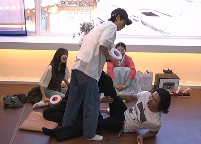 유재석, 쥐나서 쓰러진 후배 위해 발바닥 잡고 응급처치 '스윗하네'(틈만...