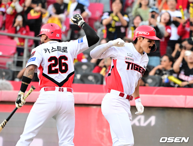 [OSEN=전남광주, 지형준 기자] 17일 광주-기아 챔피언스 필드에서 ‘2026 신한 SOL KBO 준플레이오프’ 1차전 KIA 타이거즈와 LG 트윈스의 경기가 열렸다.KIA는 올 시즌 79승 2무 63패 승률 .556 리그 3위를 기록했다. LG는 78승 1무 65패 승률 .545 리그 4위다. 상대전적에서는 KIA가 9승 7패로 앞선다. 가을야구 맞대결은 2016년 와일드카드 결정전 이후 10년 만이다.8회말 2사 1루에서 KIA 김도영이 중월 투런포를 날리며 카스트로와 기뻐하고 있다. 2026.10.17 / jpnews@os