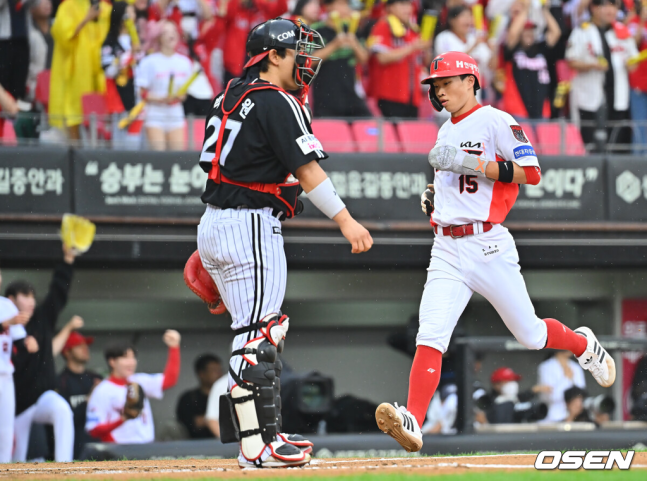 [OSEN=전남광주, 이석우 기자] 18일 광주-기아챔피언스필드에서 2026 신한 SOL KBO 준플레이오프 2차전 KIA 타이거즈와 LG 트윈스의 경기가 열렸다.홈팀 KIA는 올러가, 방문팀 LG는 임찬규가 선발 출전했다.KIA 타이거즈 박재현이 1회말 1사 1,2루 카스트로의 우익수 오른쪽 1타점 안타때 득점을 올리고 있다. 2026.10.18 / foto0307@osen.co.kr