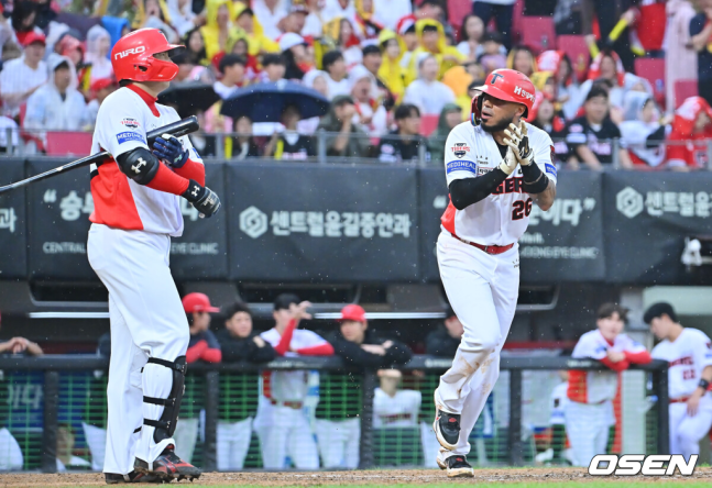 [OSEN=전남광주, 이석우 기자] 18일 광주-기아챔피언스필드에서 2026 신한 SOL KBO 준플레이오프 2차전 KIA 타이거즈와 LG 트윈스의 경기가 열렸다.홈팀 KIA는 올러가, 방문팀 LG는 임찬규가 선발 출전했다.KIA 타이거즈 카스트로가 7회말 1사 3루 고의사구로 진루하며 나성범에게 파이팅 넘치는 박수를 보내고 있다. 2026.10.18 / foto0307@osen.co.kr