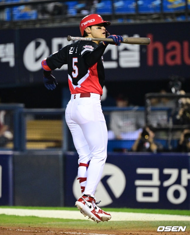 [OSEN=잠실, 조은정 기자]20일 서울 송파구 잠실야구장에서 2026 신한 SOL KBO 준플레이오프 3차전 LG 트윈스와 KIA 타이거즈의 경기가 열렸다. 홈팀 LG는 카라스코, KIA는 시라카와를 선발투수로 내세웠다.2회초 1사 만루에서 KIA 김도영이 좌중월으로 만루 홈런을 날린 뒤 베이스를 돌고 있다. 2026.10.20 /cej@osen.co.kr