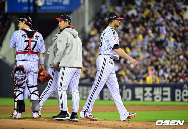 [OSEN=잠실, 조은정 기자]20일 서울 송파구 잠실야구장에서 2026 신한 SOL KBO 준플레이오프 3차전 LG 트윈스와 KIA 타이거즈의 경기가 열렸다. 홈팀 LG는 카라스코, KIA는 시라카와를 선발투수로 내세웠다.2회초 1사 만루에서 LG 카라스코가 강판되고 있다. 2026.10.20 /cej@osen.co.kr