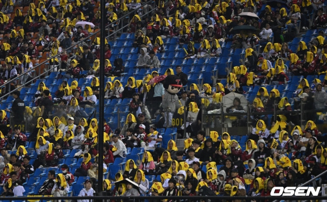 [OSEN=잠실, 조은정 기자]20일 서울 송파구 잠실야구장에서 2026 신한 SOL KBO 준플레이오프 3차전 LG 트윈스와 KIA 타이거즈의 경기가 열렸다. 홈팀 LG는 카라스코, KIA는 시라카와를 선발투수로 내세웠다.8회초 LG 홈 관중들이 경기장을 빠져나가고 있다. 2026.10.20 /cej@osen.co.kr