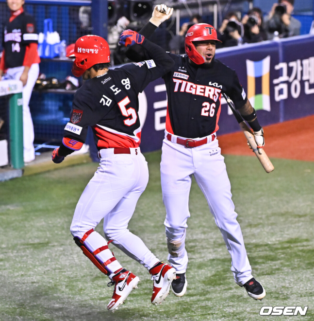 [OSEN=잠실, 박준형 기자] 20일 서울 송파구 잠실야구장에서 2026 신한 SOL KBO 준플레이오프 3차전 LG 트윈스와 KIA 타이거즈의 경기가 열렸다.홈팀 LG는 카라스코, KIA는 시라카와를 선발투수로 내세웠다.2회말 1사 만루 김도영이 만루홈런을 날린뒤 카스트로와 기뻐하고 있다. 2026.10.20 / soul1014@osen.co.kr