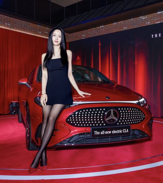黒いミニドレス姿で赤い新型車の前に立つキム・ソヒョン