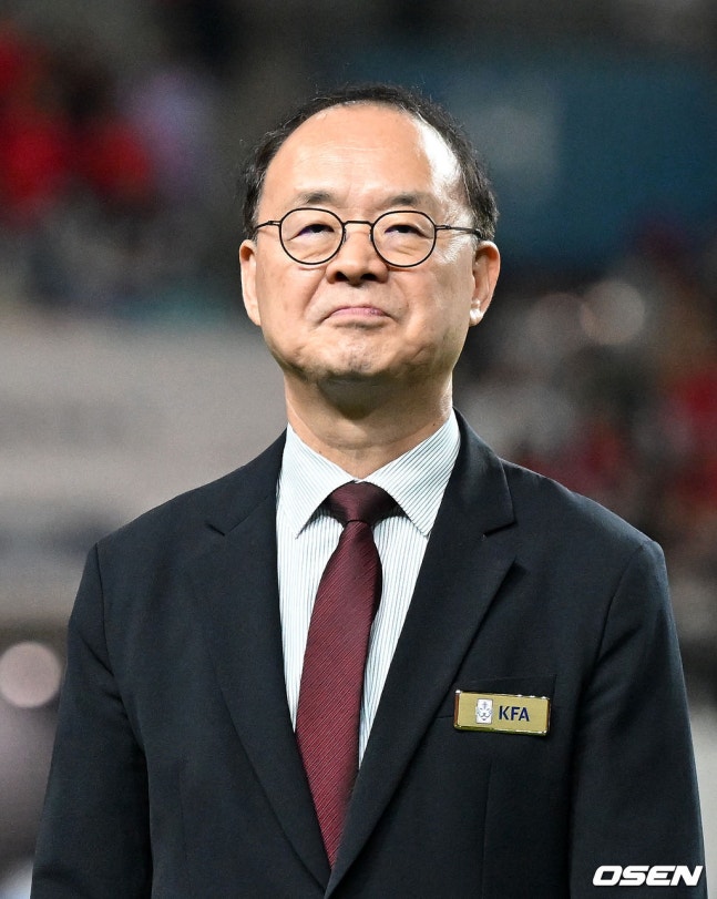 [OSEN= 서울월드컵경기장, 이대선 기자] 로베르트 모레노 임시 감독이 이끄는 대한민국 축구 국가대표팀은 28일 서울월드컵경기장에서 디에고 포를란 감독이 지휘하는 우루과이와 A매치 맞대결을 치러 1-4로 대패했다.이로써 모레노 감독은 지난 에콰도르전 3-0 완승 분위기를 이어기는 데 실패했다. 부임 2경기 만에 남미 강호 우루과이를 만나 1-4로 무너졌다.경기에 앞서 이용수 대한축구협회장 직무대행이 그라운드를 바라보고 있다. 2026.09.28 / sunday@osen.co.kr