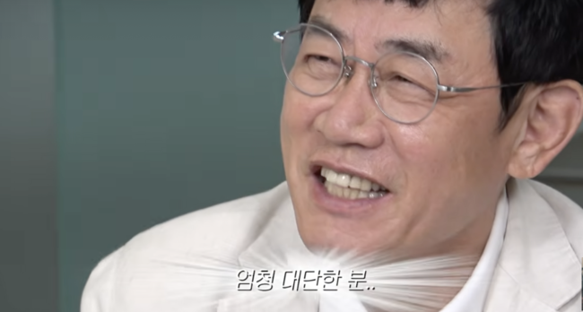YouTube動画で眼鏡をかけ、笑顔で話すイ・ギョンギュ