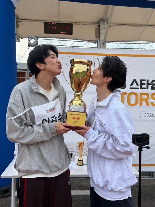 Starship Entertainmentの俳優運動会で優勝トロフィーにキスするイ・グァンスとイ・ドンウク