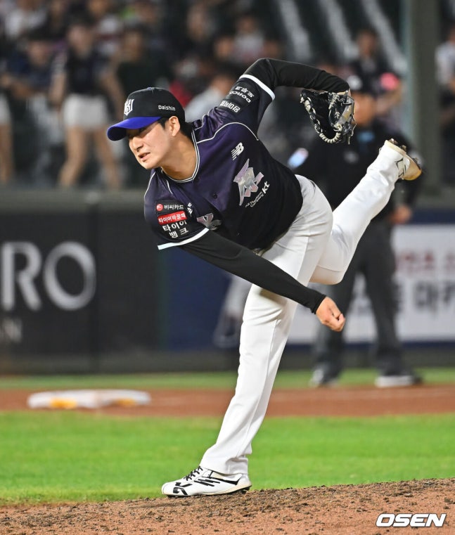 [OSEN=부산, 이석우 기자] 11일 부산 사직야구장에서 2026 신한 SOL KBO 리그 롯데 자이언츠와 KT 위즈의 경기가 열렸다. 홈팀 롯데는 김진욱이, 방문팀 KT는 로건이 선발 출전했다.KT 위즈 스기모토가 역투하고 있다. 2026.09.11 / foto0307@osen.co.kr