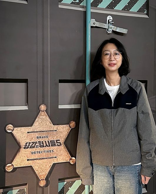 『勇敢な刑事たち5』のロゴ入り看板の横に立つイ・ジソンPD