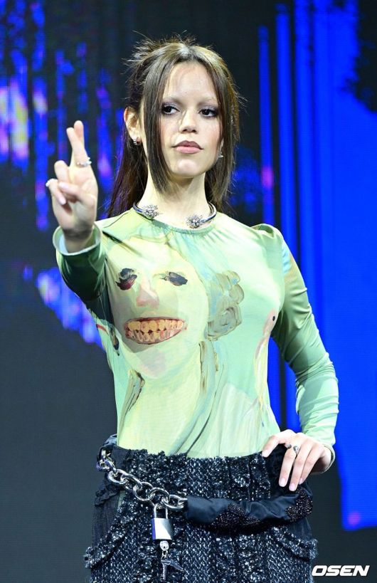 イベントでポーズを取るジェナ・オルテガ