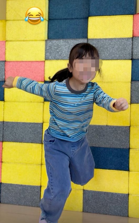 カラフルなマットを背景に走る子ども(顔にぼかし)