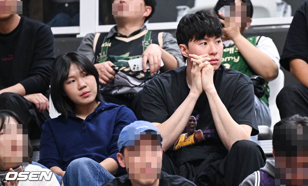 [사진]<b>KT-DB 경기</b> 찾은 <b>이현중</b>-<b>박지현</b>