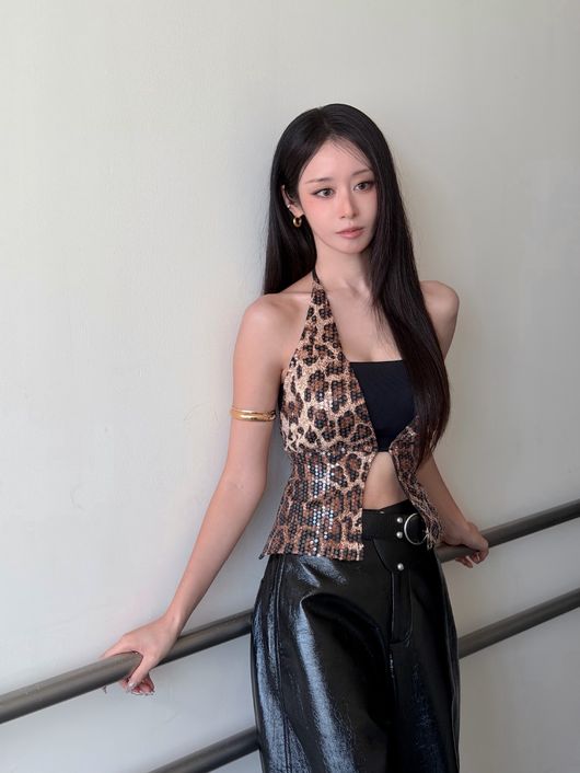 黒いブラトップにレオパード柄のトップスとレザースカートを合わせたT-ARAのジヨン