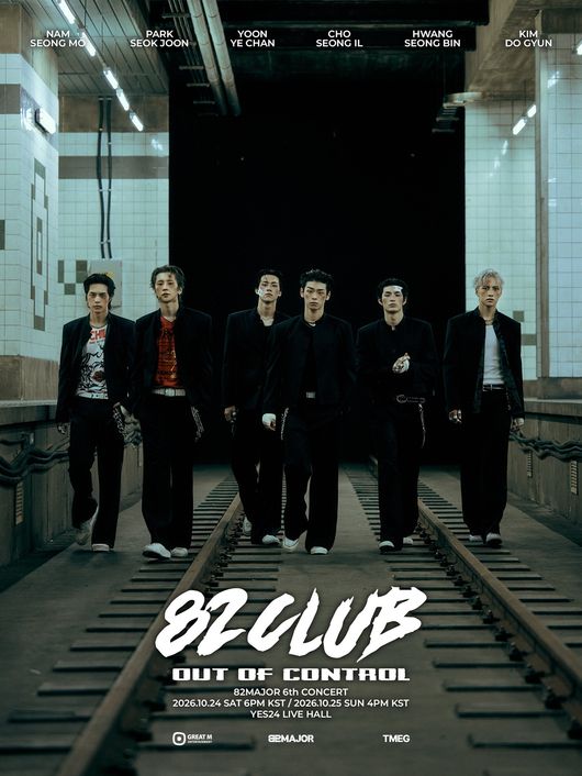線路を背景に黒い衣装で並ぶ82MAJORの6人と『82CLUB: OUT OF CONTROL』の公演告知