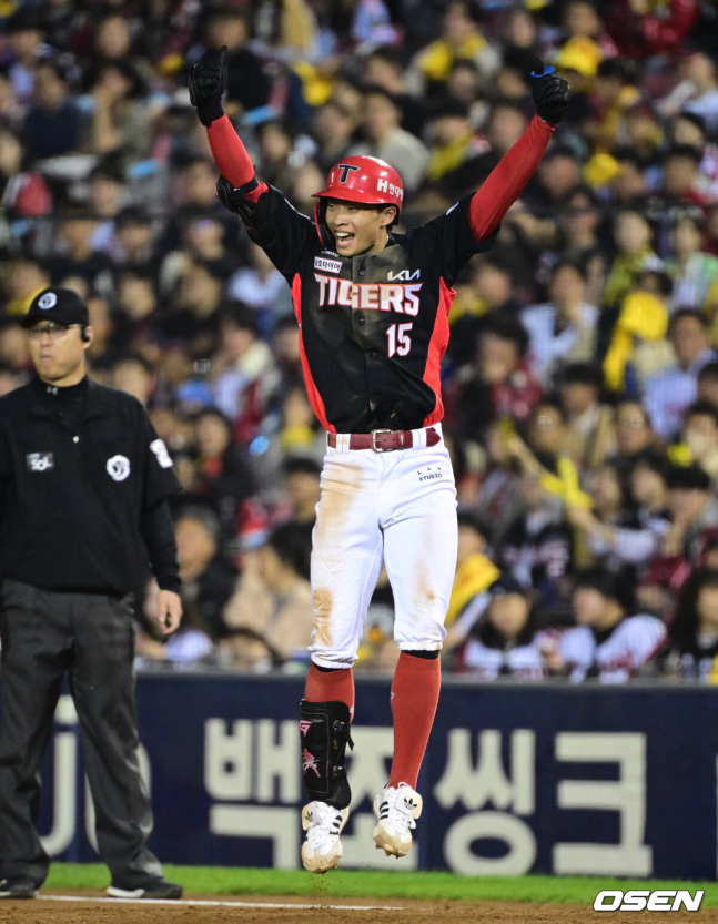 [OSEN=잠실, 조은정 기자]20일 서울 송파구 잠실야구장에서 2026 신한 SOL KBO 준플레이오프 3차전 LG 트윈스와 KIA 타이거즈의 경기가 열렸다.홈팀 LG는 카라스코, KIA는 시라카와를 선발투수로 내세웠다.2회초 1사 만루에서 KIA 박재현이 적시타를 날린 뒤 세리머니를 하고 있다. 2026.10.20 /cej@osen.co.kr