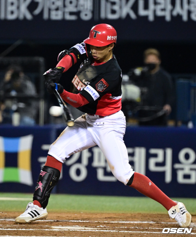 [OSEN=잠실, 조은정 기자]20일 서울 송파구 잠실야구장에서 2026 신한 SOL KBO 준플레이오프 3차전 LG 트윈스와 KIA 타이거즈의 경기가 열렸다.홈팀 LG는 카라스코, KIA는 시라카와를 선발투수로 내세웠다.2회초 1사 만루에서 KIA 박재현이 적시타를 날리고 있다. 2026.10.20 /cej@osen.co.kr