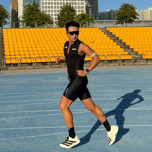 サングラスとランニングウェア姿でトラックを走るチン・テヒョン