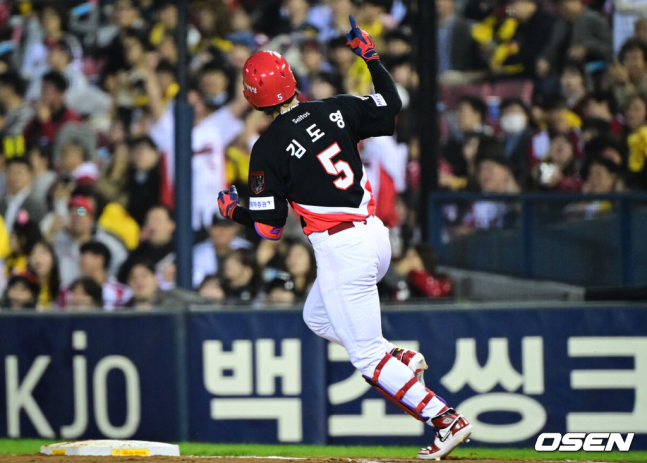 [OSEN=잠실, 조은정 기자]20일 서울 송파구 잠실야구장에서 2026 신한 SOL KBO 준플레이오프 3차전 LG 트윈스와 KIA 타이거즈의 경기가 열렸다.홈팀 LG는 카라스코, KIA는 시라카와를 선발투수로 내세웠다.2회초 1사 만루에서 KIA 김도영이 좌중월으로 만루 홈런을 날린 뒤 베이스를 돌고 있다. 2026.10.20 /cej@osen.co.kr