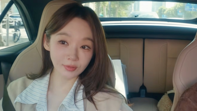 車内の助手席で話すカン・ミンギョン。YouTubeチャンネル「요정재형」の動画より。