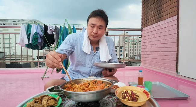 屋上でブデチゲを食べるク・ソンファン